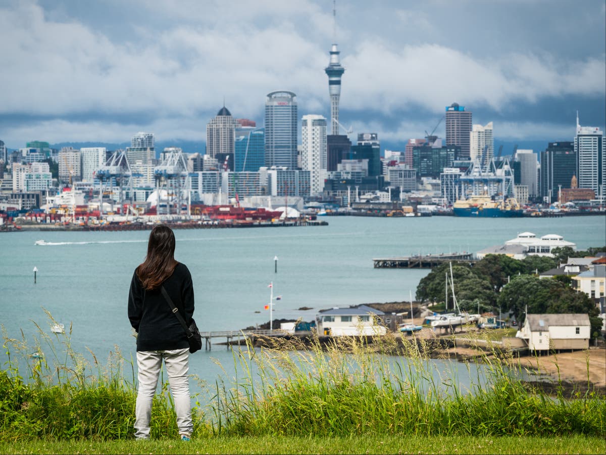 Młodzi ludzie masowo opuszczają Nową Zelandię, ponieważ koszty życia gwałtownie spadają