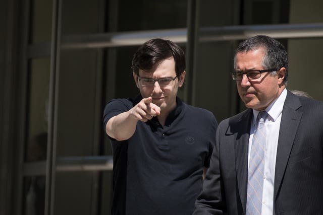 El exejecutivo farmacéutico Martin Shkreli señala al salir del tribunal después de que el jurado emitiera un veredicto en su caso en el Tribunal de Distrito de EE. UU. para el Distrito Este de Nueva York, el 4 de agosto de 2017 en el distrito de Brooklyn de la ciudad de Nueva York.