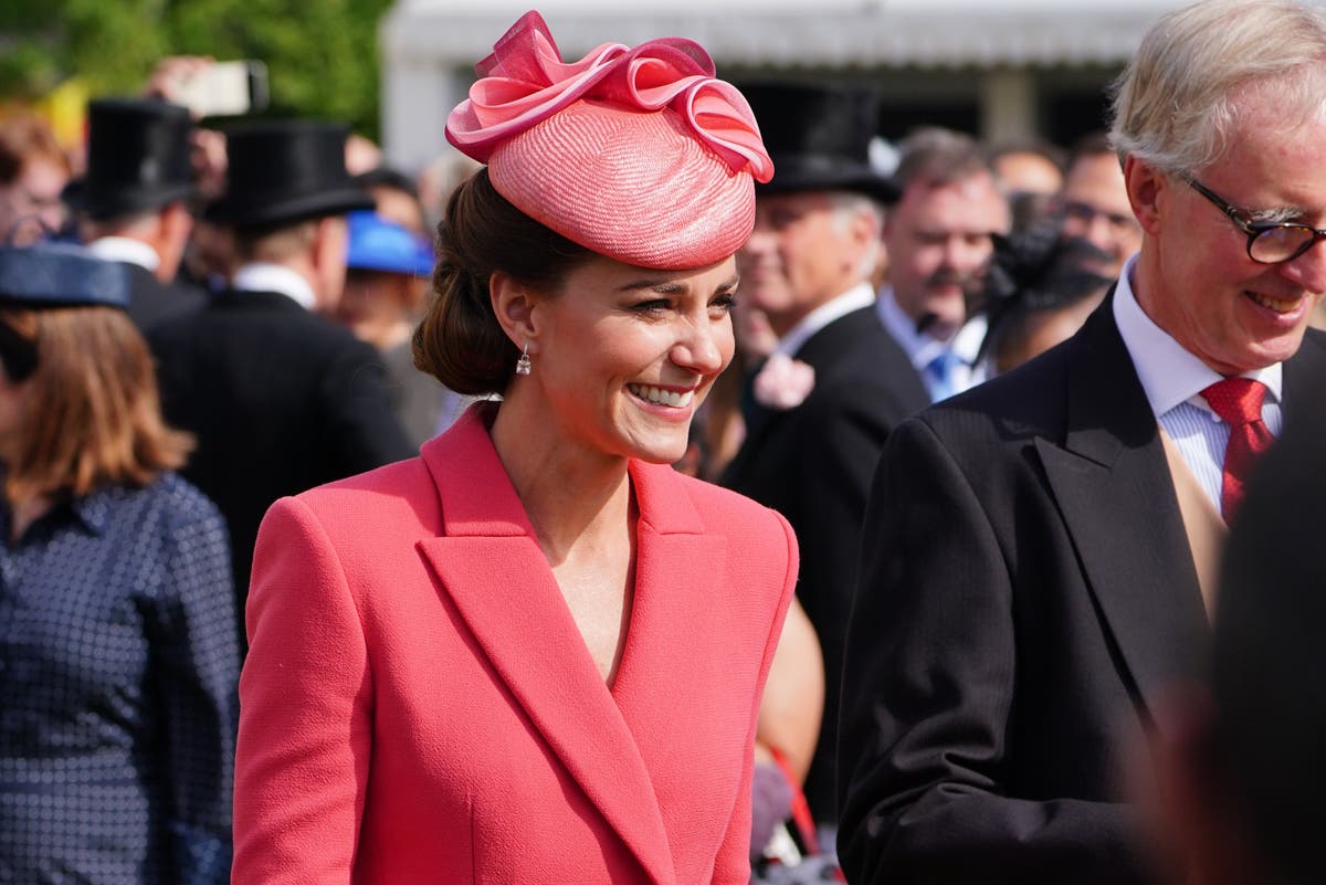 Kate delights at sunsoaked Buckingham Palace garden party