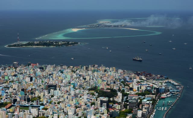 <p>Smoke pours from Thilafushi, the trash island of the Maldives, in 2013</p>