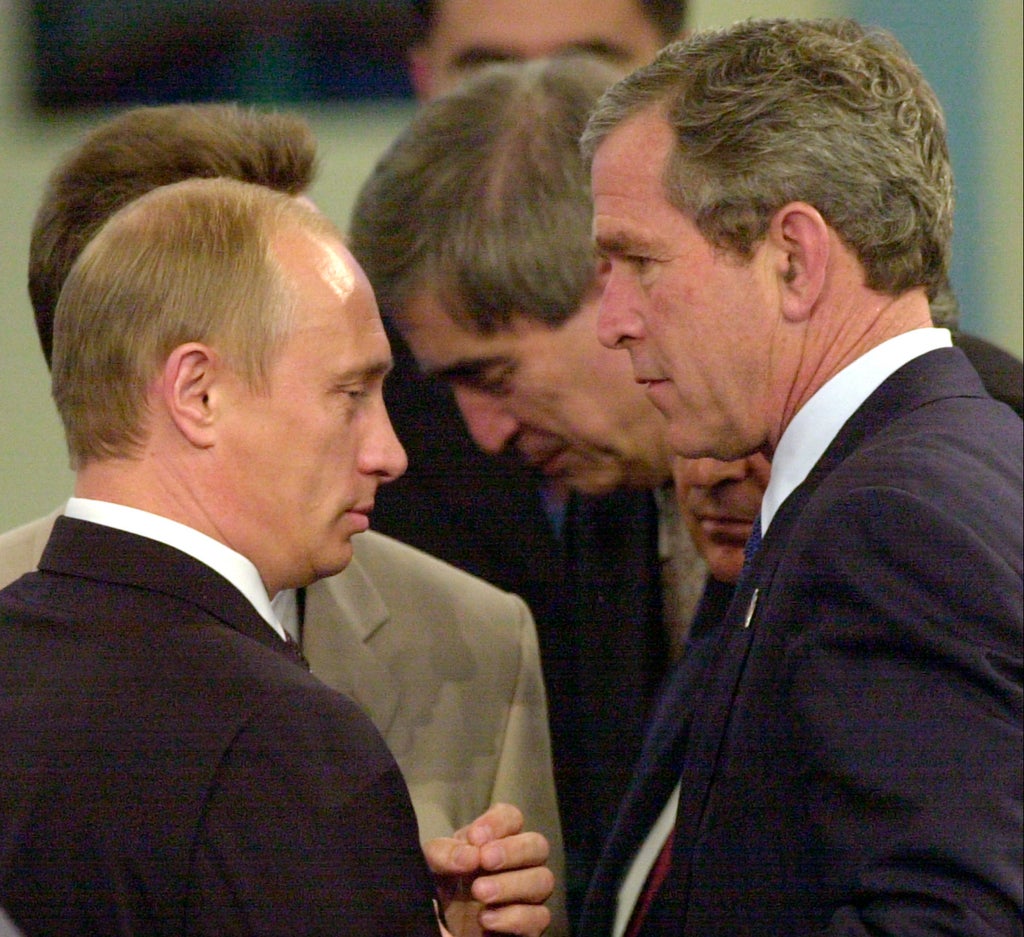 George Bush, Vladimir Putin'in Ukrayna'yı işgalini kınayan konuşmasını Irak referansıyla beceriyor