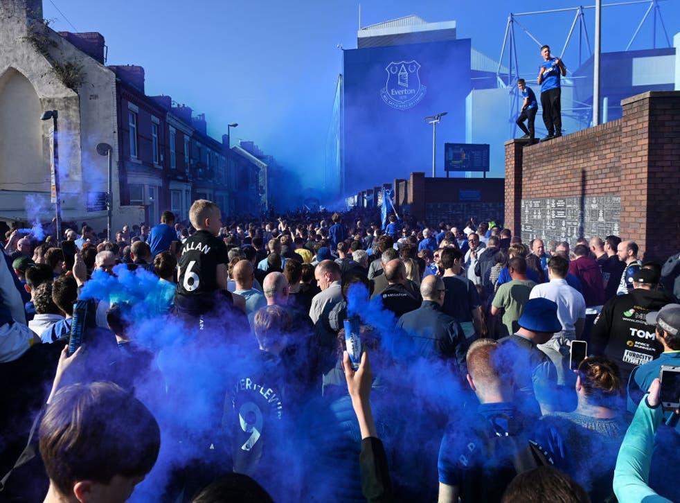 <p>Everton</mark> fans gather to welcome their team at Goodison</mark> Park</mark> </p>