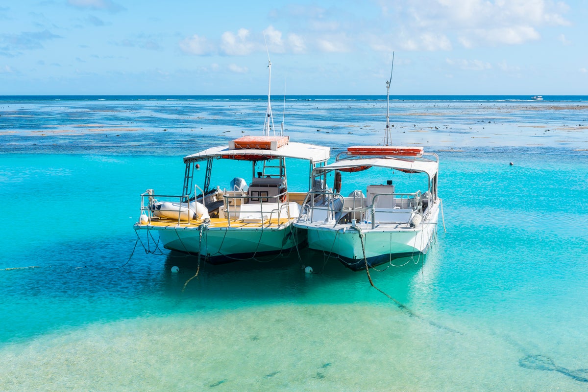 Cách tốt nhất để đi xung quanh Great Barrier Reef là đi bằng ô tô hoặc thuyền