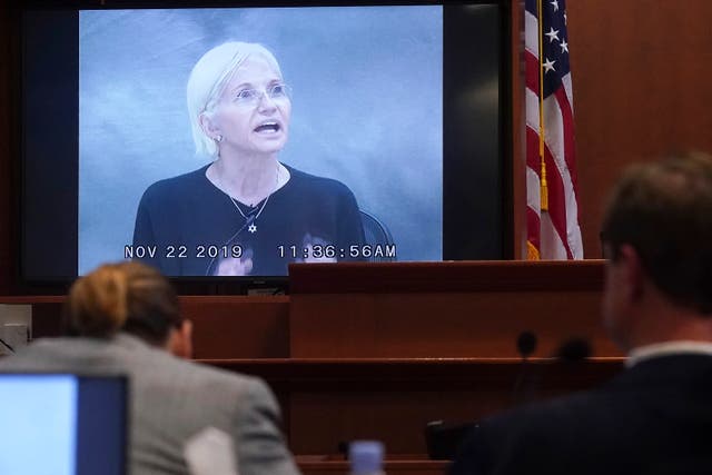 Ellen Barkin testifica sobre una vez que Johnny Depp supuestamente arrojó una botella