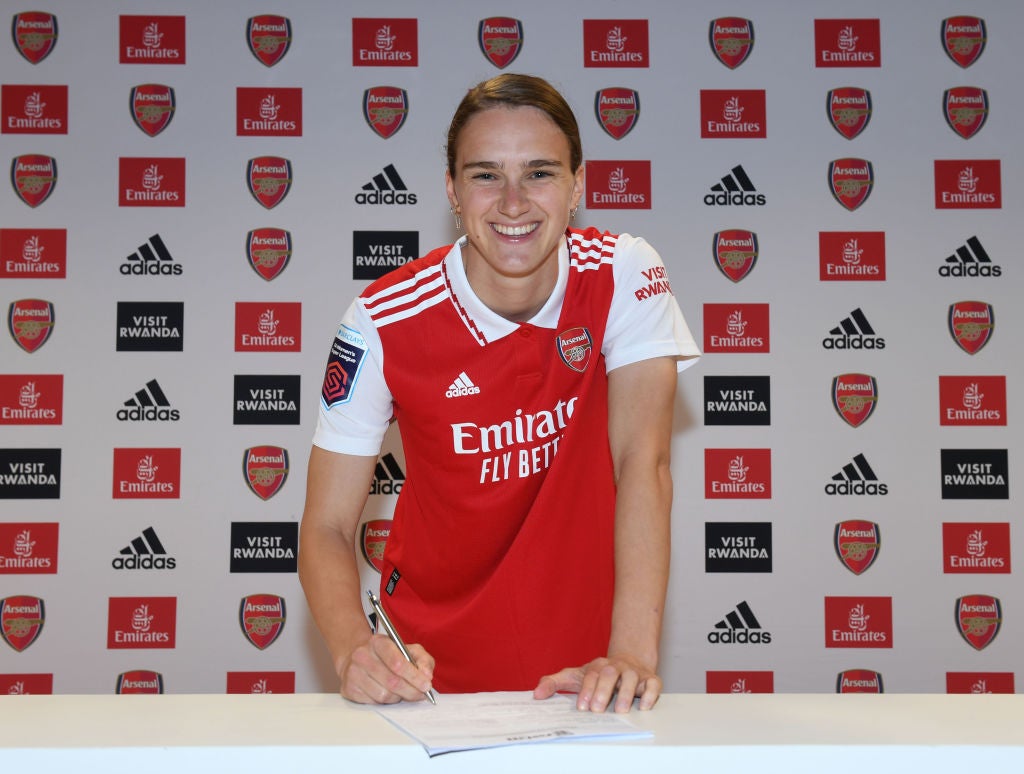 Vivianne Miedema challenges Arsenal to win titles after signing new contract