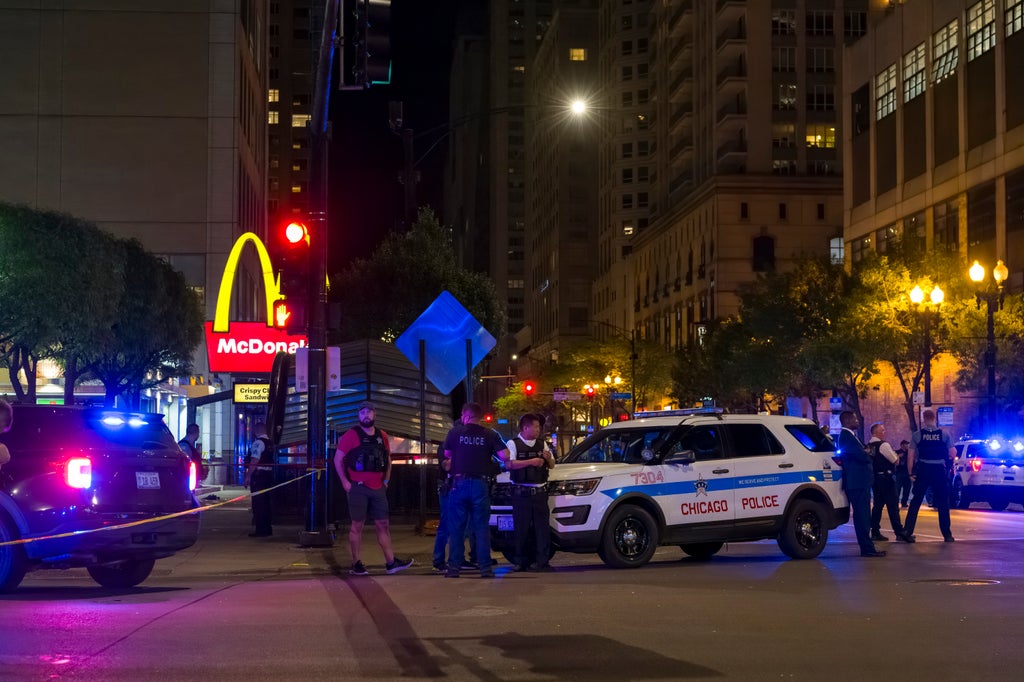 Police: Chicago shooting leaves 2 people dead, 8 wounded