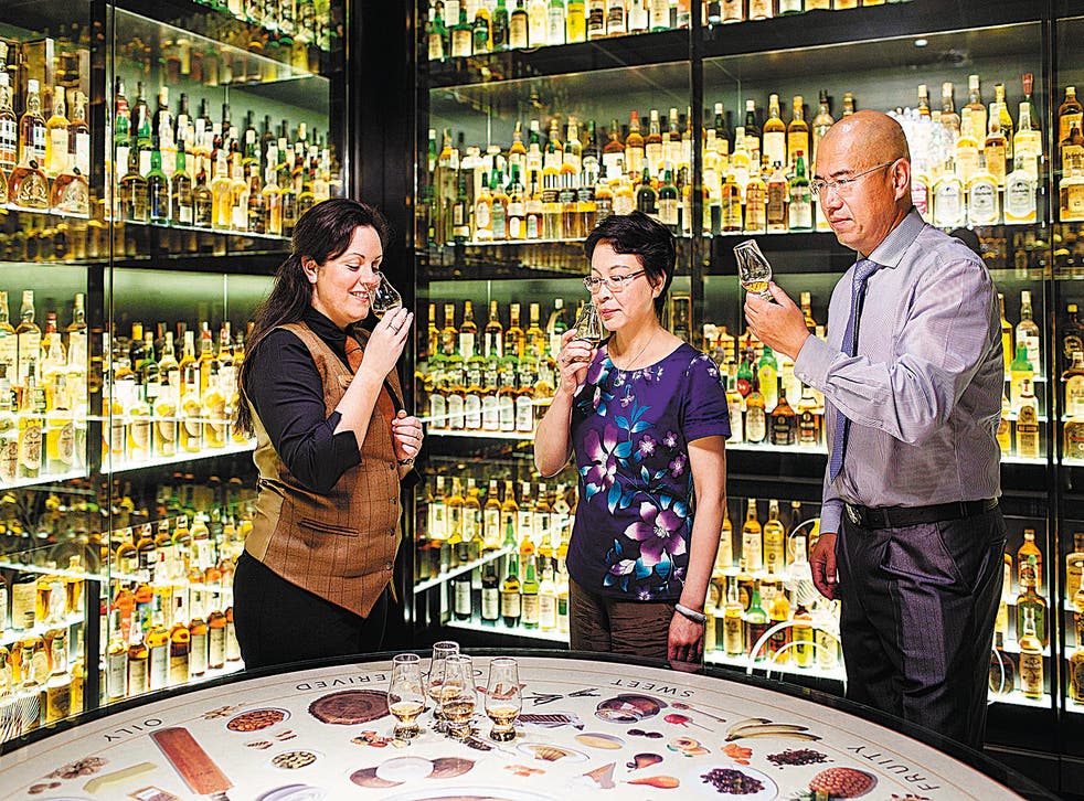 <p>Tourists attend a whisky tasting event in Scotland</p>