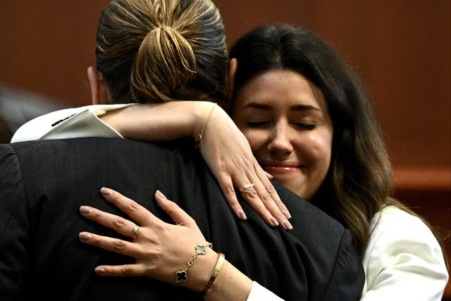 La abogada Camille Vasquez abraza al actor Johnny Depp en una sala del tribunal del condado de Fairfax en Fairfax, Virginia, el 17 de mayo de 2022.