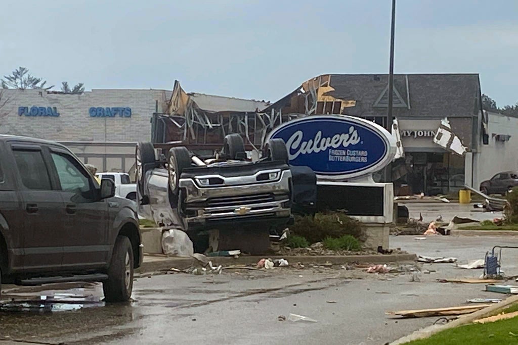 Tornado wreaks havoc in northern Michigan community