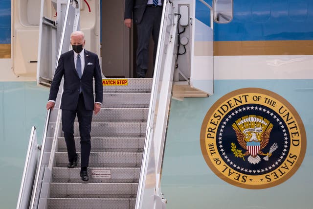 El presidente Joe Biden bajando del Air Force One en Japón en la segunda etapa de su viaje a Asia
