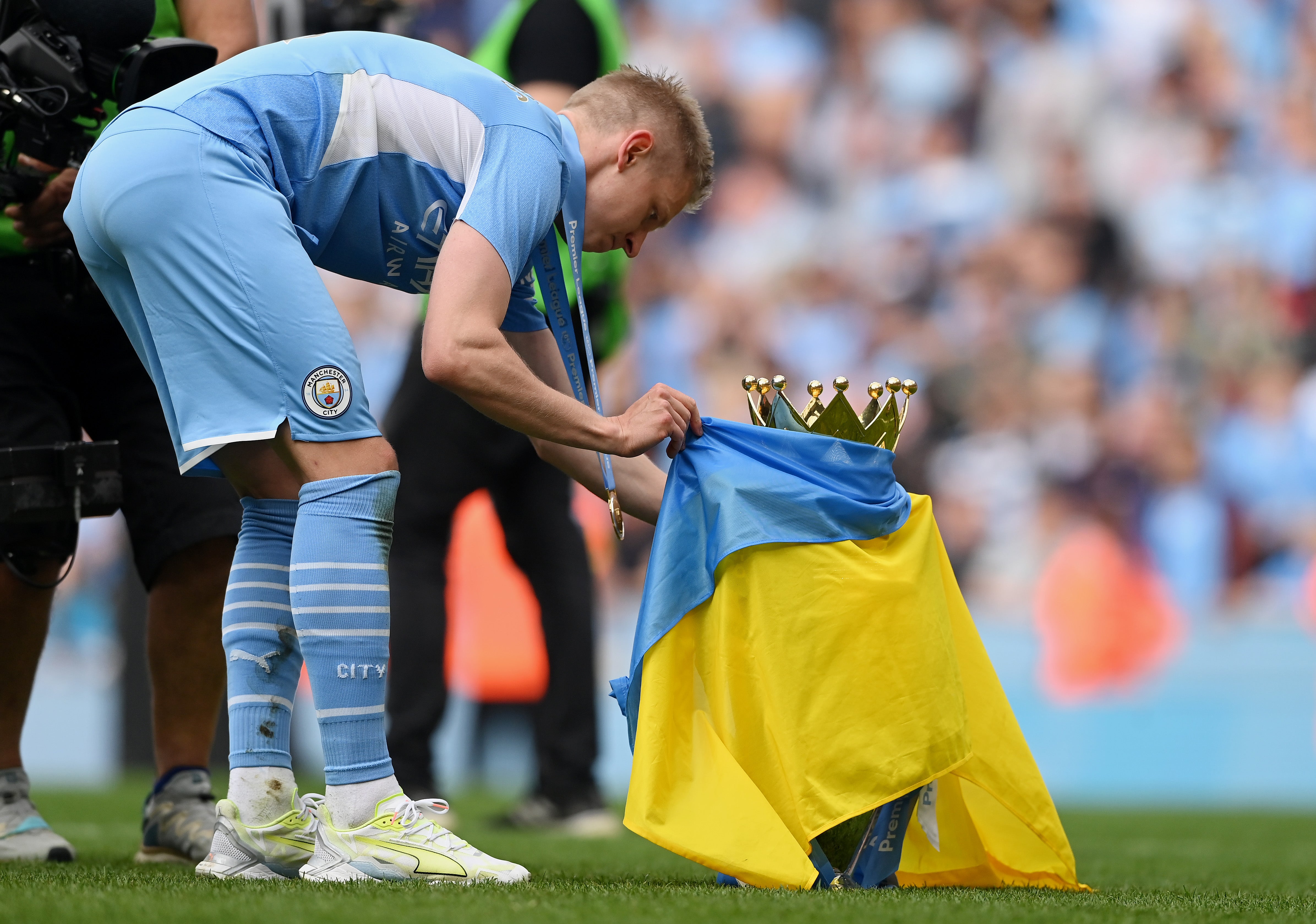 Zinchenko draped the Ukrainian flag around the Premier League trophy
