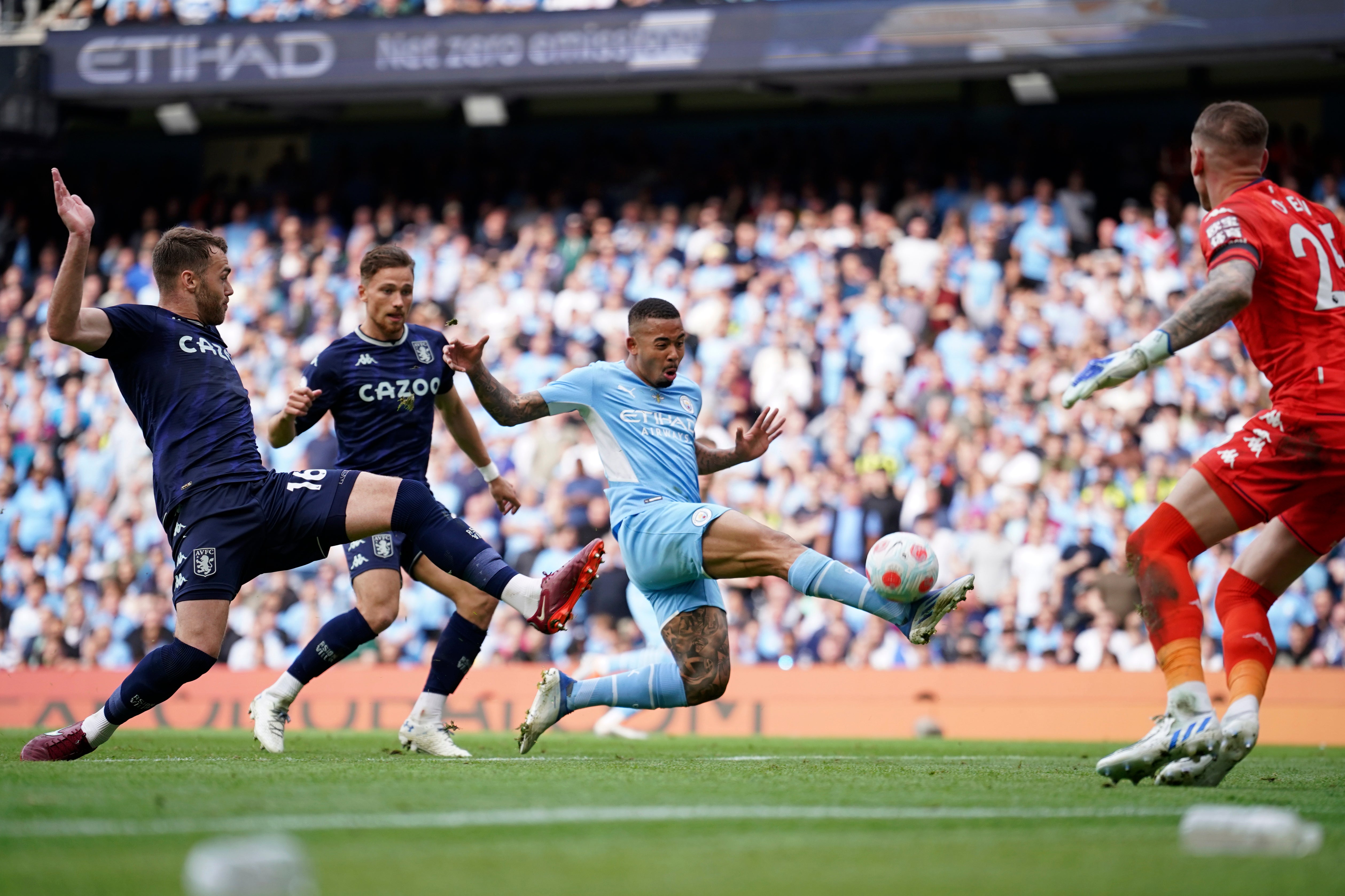 ASTON VILLA-OLSEN-AGRESION