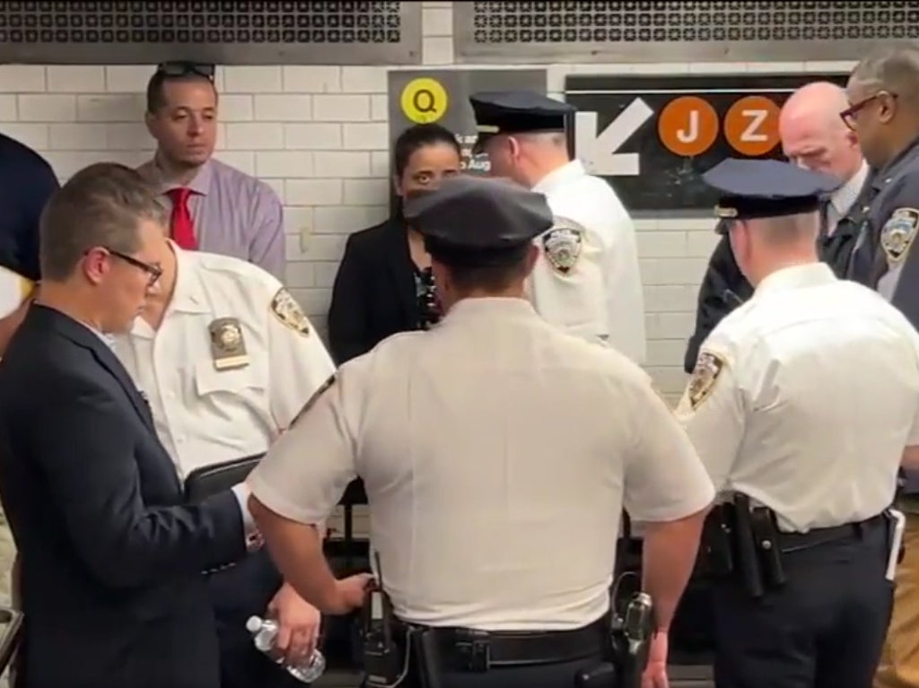 NYC metro çekimleri: Silahlı adam serbest kaldığı için Goldman Sachs işçisinin ailesi belediye başkanına vurularak öldürüldü