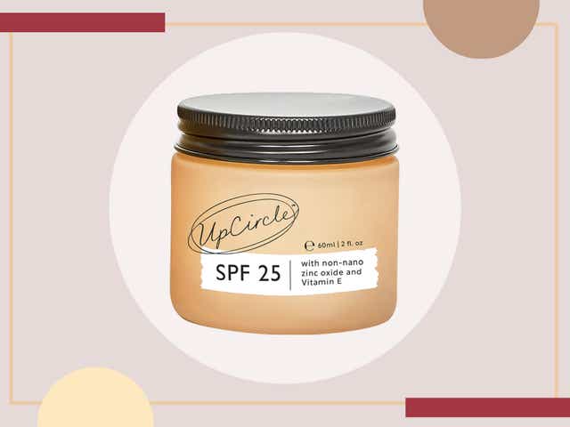 <p>We tried the cooling formula on bare skin and with make-up, during both warmer and cooler days</p>