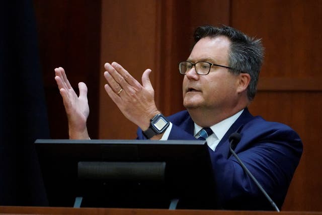 El Dr. Richard Moore, Jr., testifica en la sala del tribunal durante el caso de difamación del actor Johnny Depp contra su ex esposa, la actriz Amber Heard, en el juzgado de circuito del condado de Fairfax en Fairfax, EE. UU., 23 de mayo de 2022