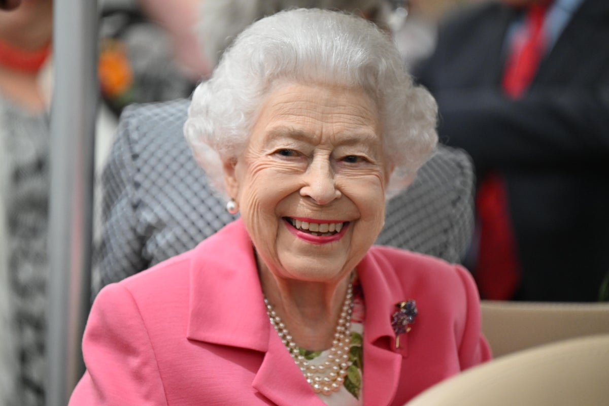 Queen’s platinum jubilee – live: Monarch returns to London ahead of bank holiday weekend