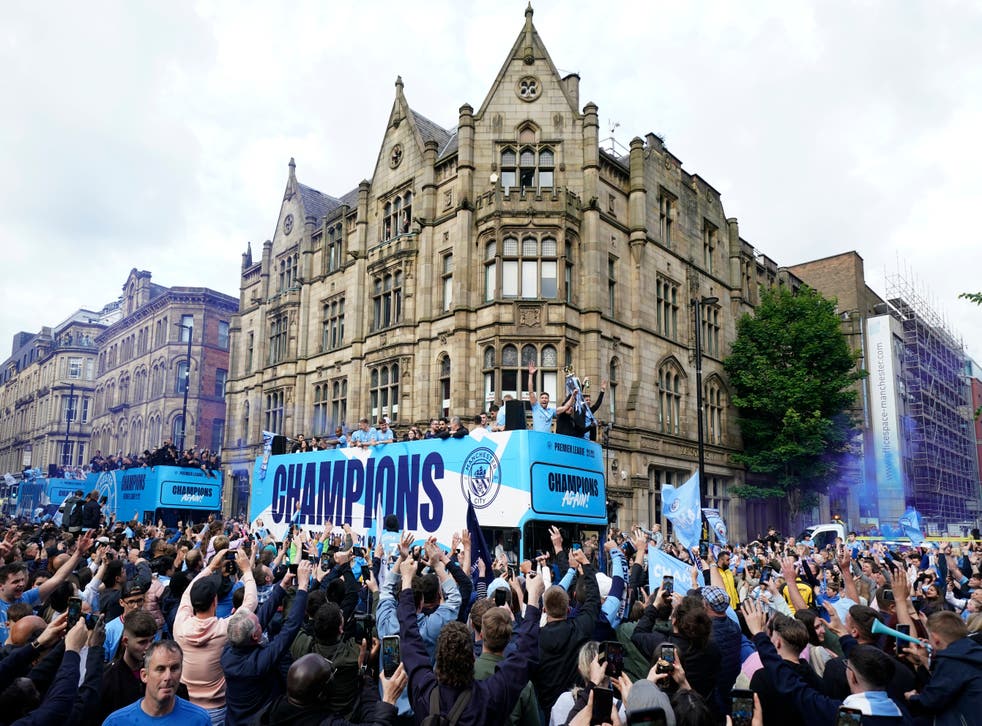 MAN CITY-DESFILE