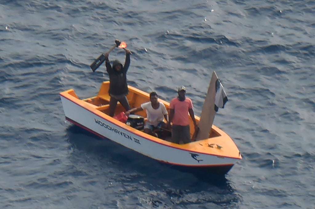 Yeni Zelanda uçağı günlerce denizde sürüklenen iki farklı tekneyi kurtardı
