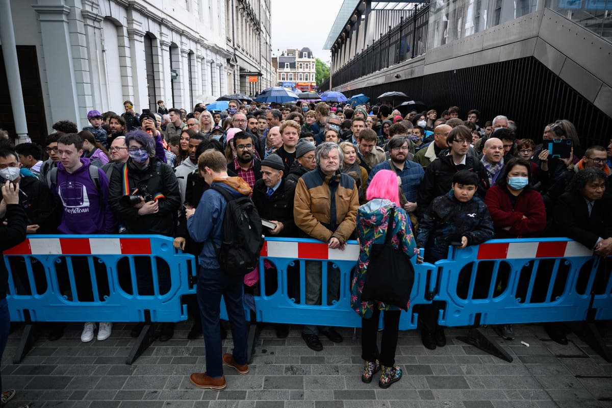 Paddington Station Evacuated Hours After Elizabeth Line Opens The Independent