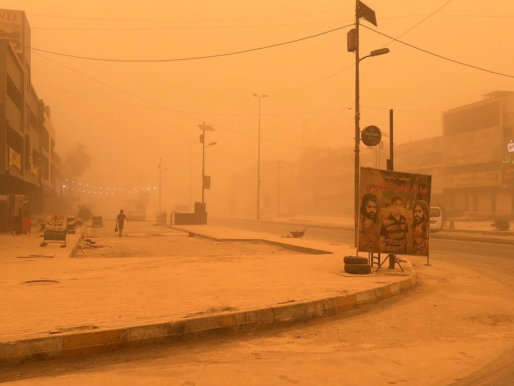 Toz fırtınaları Irak'ın büyüyen çölleşme sorununu gösterdiği için binlerce kişi hastaneye kaldırıldı