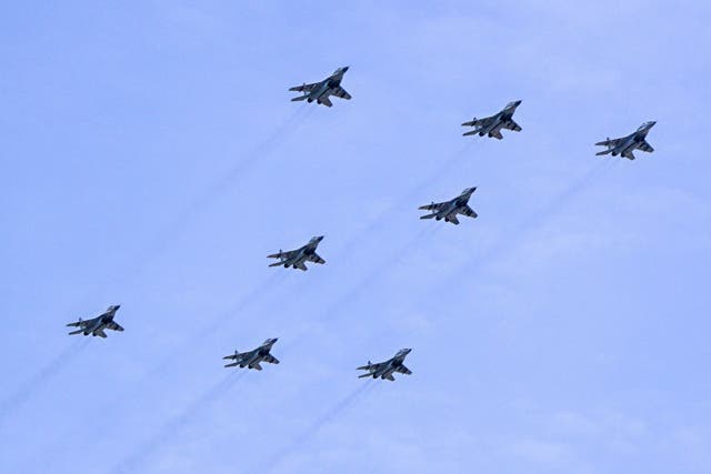 <p>Archivo: Cazas rusos MiG-29SMT formando el símbolo “Z” en el centro de Moscú</p>