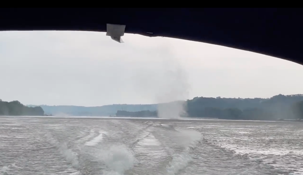 Vahşi video, Ohio Nehri üzerinde bir su hortumunu kamçılayan nadir gustnado'yu yakalar