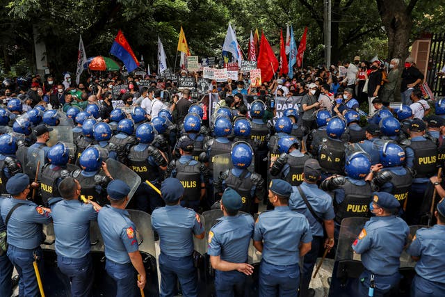 <p>Police block activists  during a rally at the Commission on Human Rights in Quezon City</p>