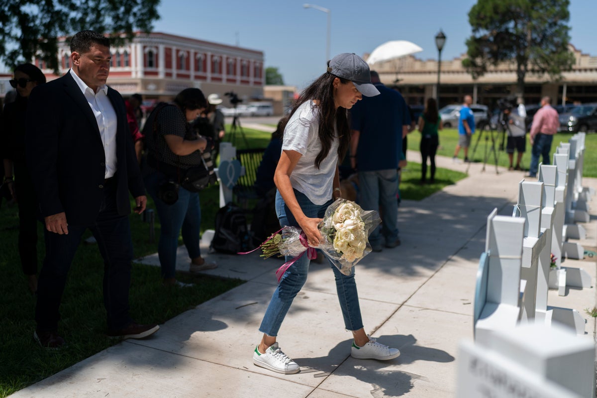 Meghan Markle hace una visita sorpresa a Uvalde para poner flores en el  monumento a las víctimas del tiroteo en Texas | Independent Español