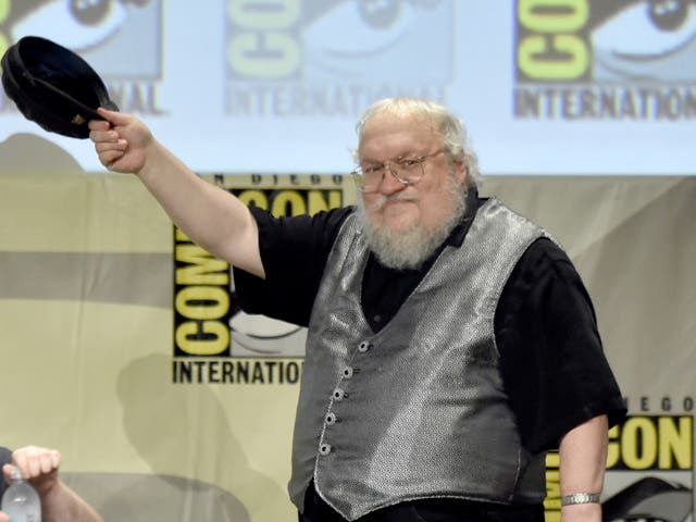 <p>Martin se quita el sombrero ante los fanáticos en una sesión de preguntas y respuestas de la Comic-Con de 2014</p>