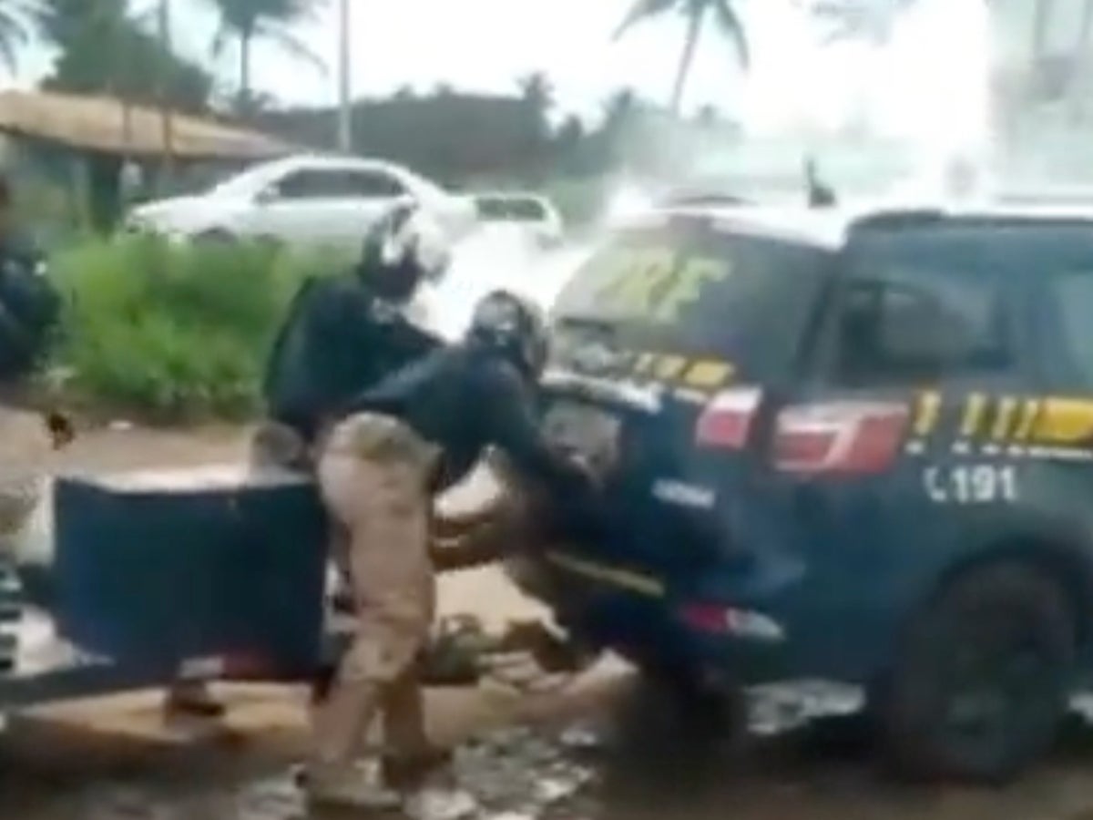 Brezilya'da polis, 'arabanın bagajında ​​gaz vererek ölümüne neden olan adamı' filme aldı