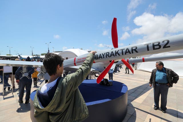 Un joven mira el dron Bayraktar TB2 en un festival en Azerbaiyán