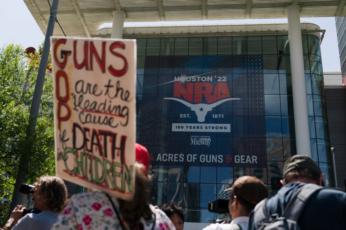 Protestocular Houston'daki NRA sözleşmesinin dışında 'utanç' diye bağırıyor