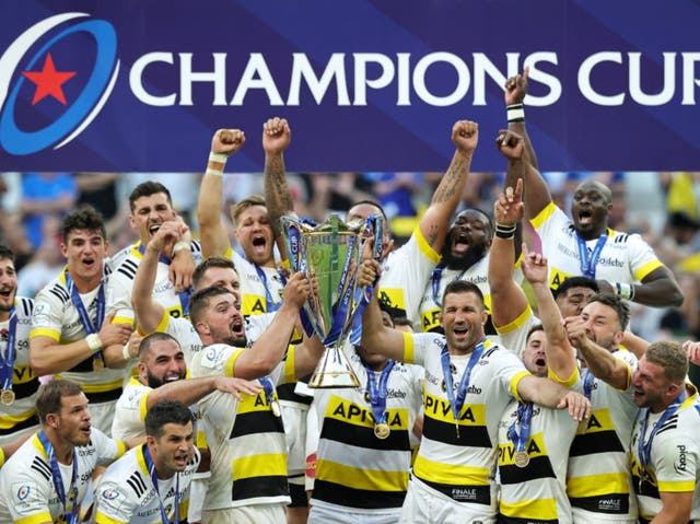 <p>La Rochelle lift the trophy</p>