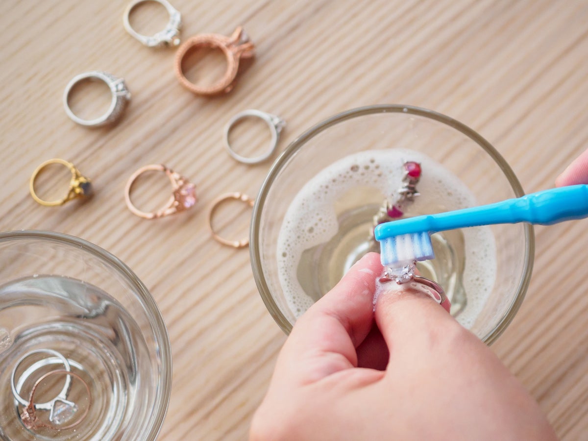 Jewellery store workers reveal how to clean rings with simple toothbrush hack