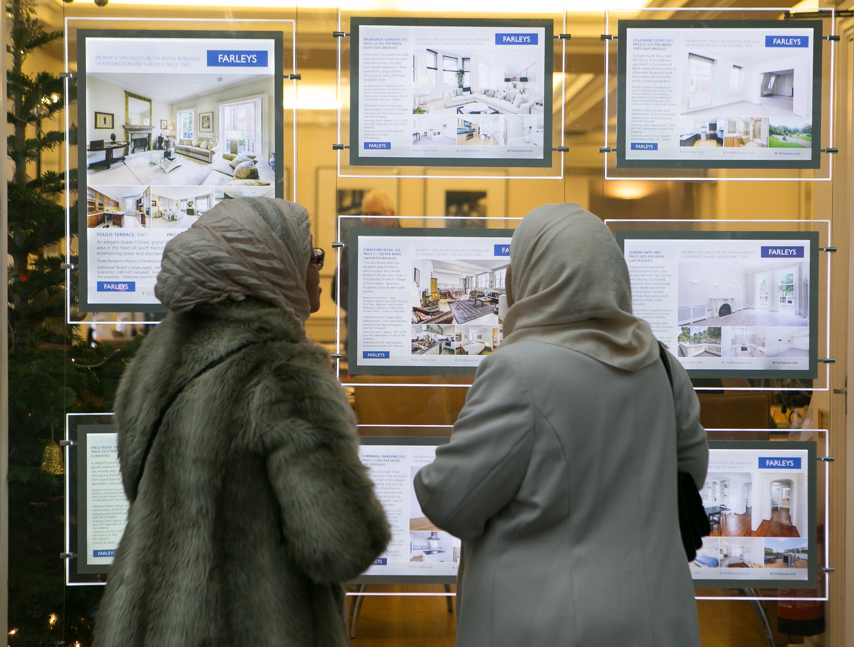 The average price of a UK home has topped £250,000 for the first time, but the proportion of sellers applying discounts to properties is increasing, according to Zoopla (Daniel Leal-Olivas/PA)