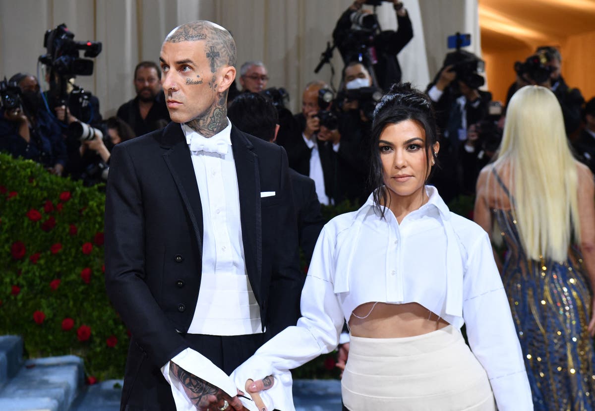 Kourtney Kardashian marks two-week anniversary with Travis Barker Kourtney Kardashian marks two-week anniversary with Travis Barker