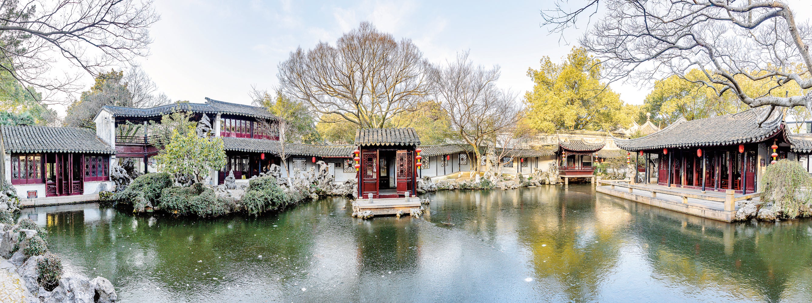 Wandering around the classical gardens in Suzhou, visitors may feel as if they have stepped into a traditional painting