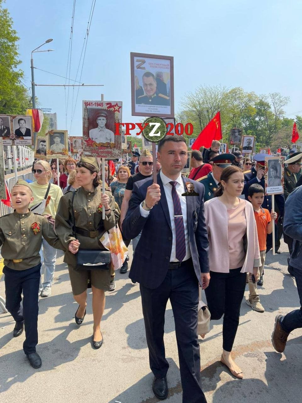 A friend of Ivanov carried his portrait at a march of the ‘immortal regiment’