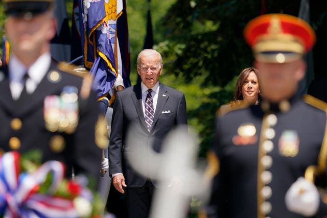 <p> El presidente Joe Biden llega con la vicepresidenta Kamala Harris para depositar una corona de flores en la Tumba del Soldado Desconocido en el Cementerio Nacional de Arlington el Día de los Caídos, el lunes 30 de mayo de 2022, en Arlington, Va. (AP Photo/Andrew Harnik)   </p>