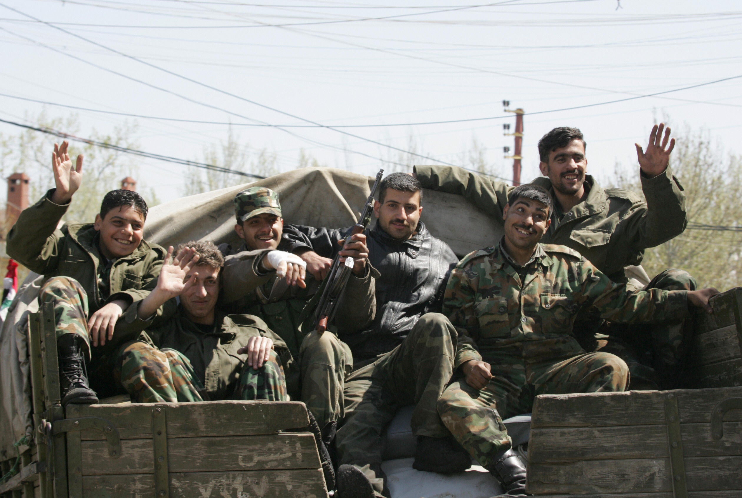 Syrian soldiers sitting in Chtoura, in the Bekaa Valley, head to the Lebanese-Syrian border on 6 April 2005