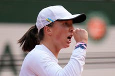 Iga Swiatek recovers from rare dropped set to reach French Open quarter-finals