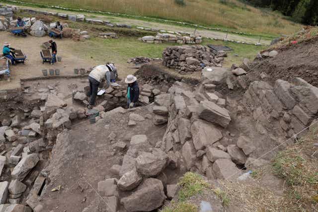 Los arqueólogos trabajan en el nuevo descubrimiento de una red de pasadizos debajo de un templo de más de 3000 años de antigüedad en los Andes peruanos, en Ancash, Perú.