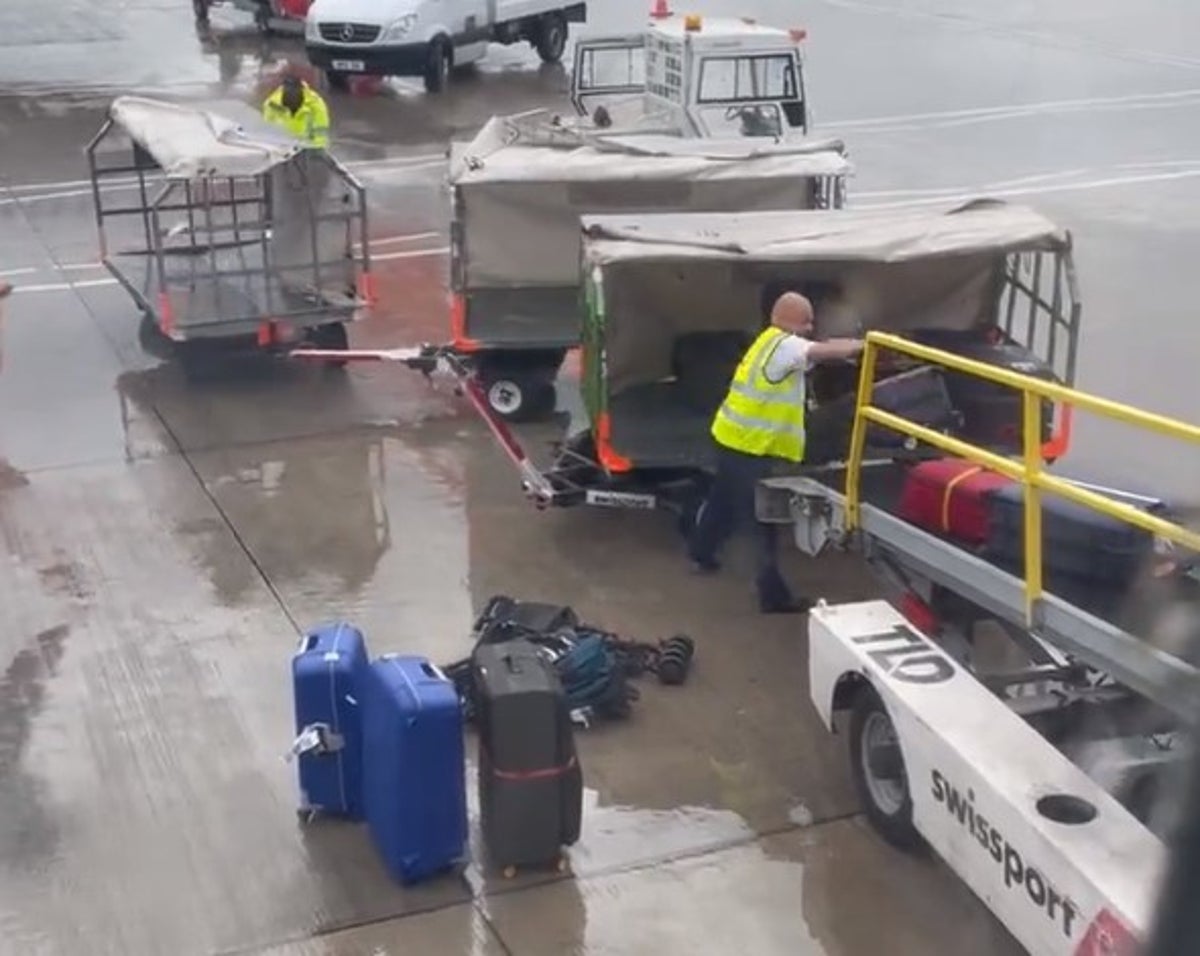 Tui pilot praised for loading bags onto plane in the rain after 30-hour delay
