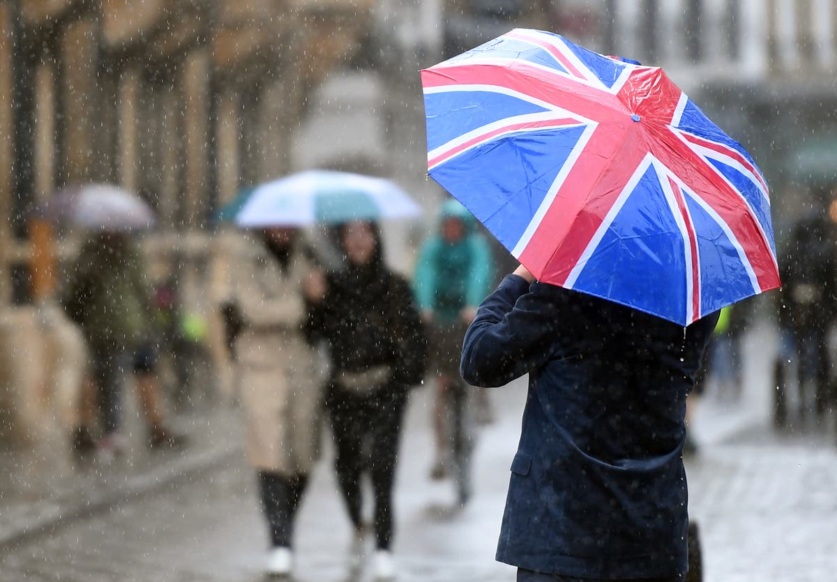Jubilee weekend weather is &lsquo;mixed picture&rsquo; with sunshine and showers possible