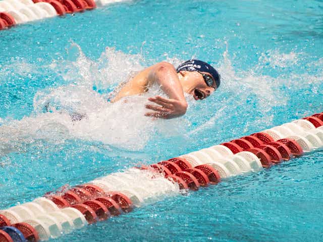 La nadadora de la Universidad de Pensilvania, Lia Thomas, nada durante el relevo de estilo libre de 400 yardas durante el Campeonato de Natación y Buceo Femenino de la Ivy League 2022