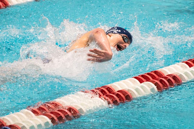 La nadadora de la Universidad de Pensilvania, Lia Thomas, nada durante el relevo de estilo libre de 400 yardas durante el Campeonato de Natación y Buceo Femenino de la Ivy League 2022