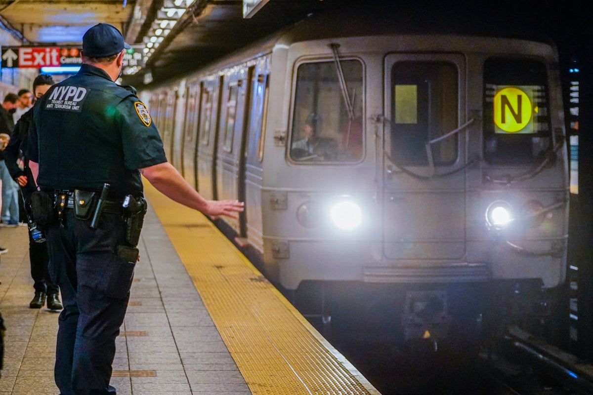 New York istasyonunda pantolonu metro kapıları arasında sıkışan adam öldü