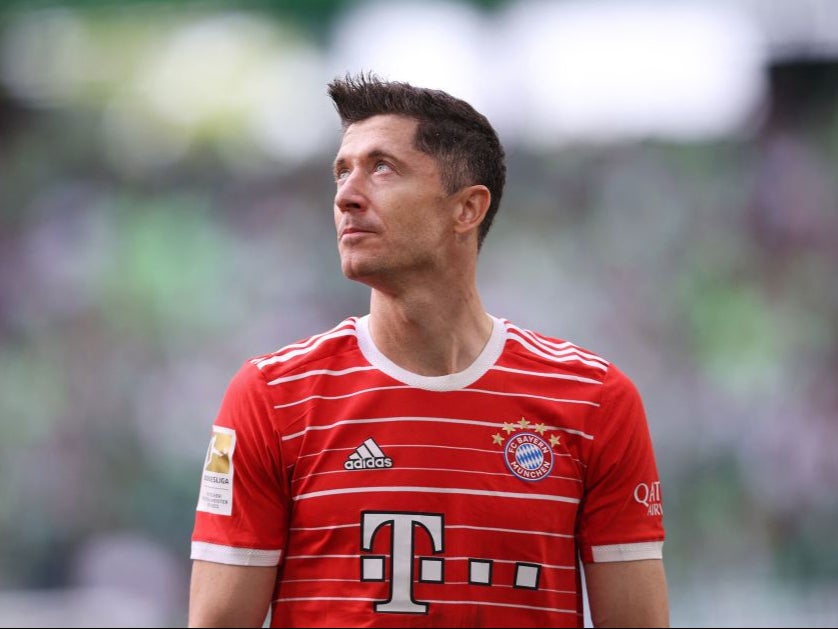 Official: Barcelona sign Robert Lewandowski