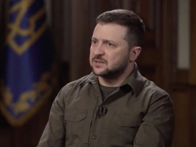 El presidente de Ucrania, Volodymyr Zelensky, fue entrevistado por Newsmax el martes en Kyiv.