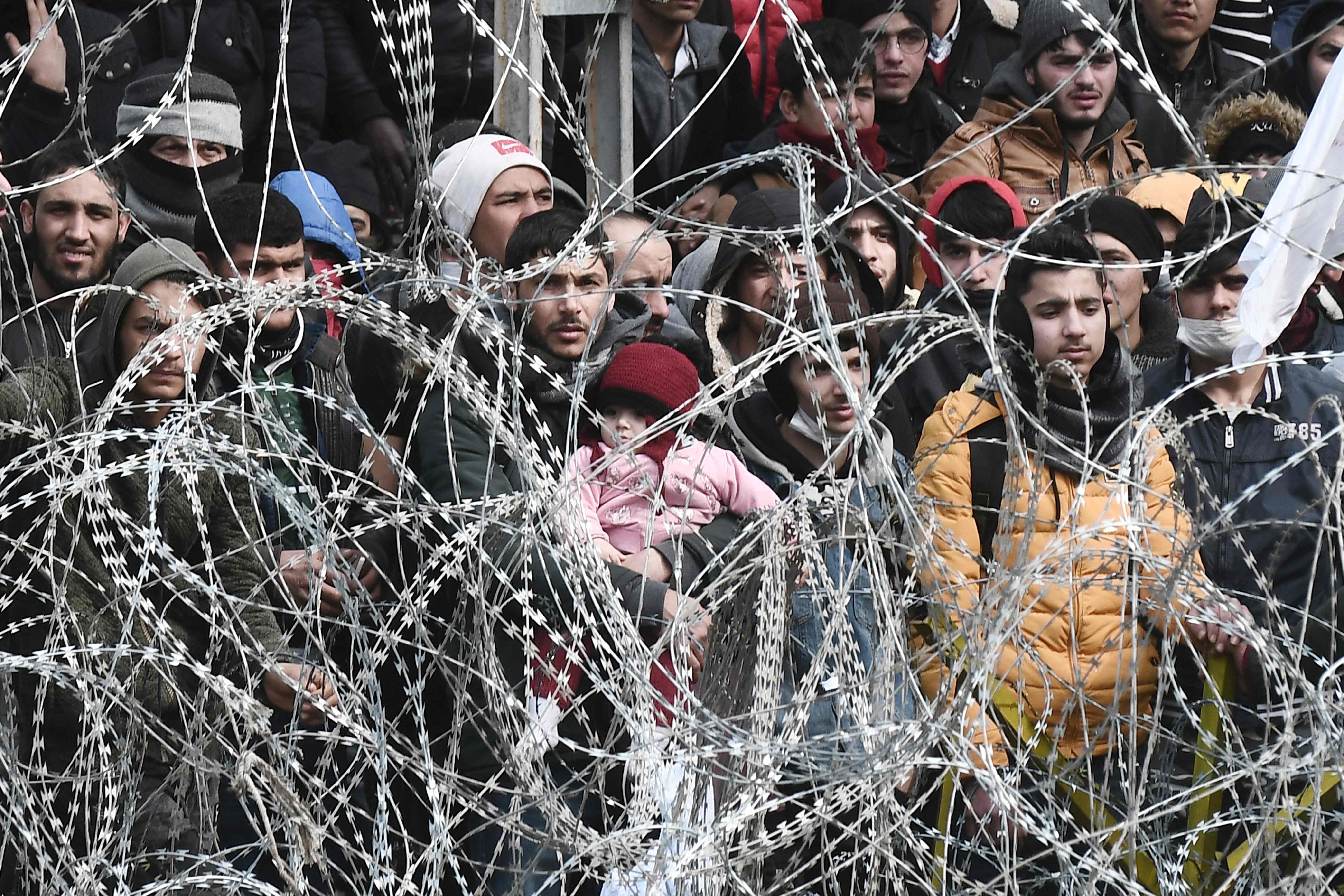 Migrants on the Turkish side of the border near Kastanies